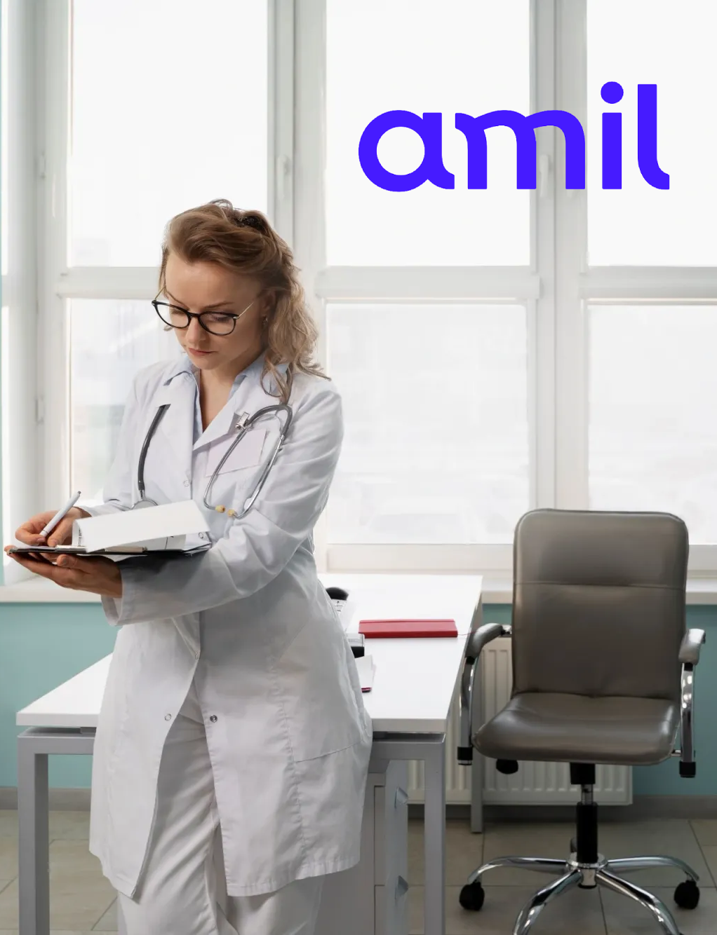 Doutora em consultório com logo da Amil.