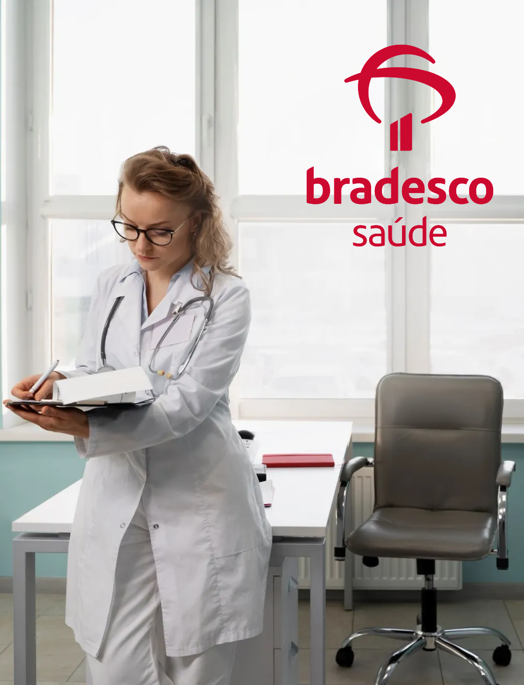 Doutora em consultório com logo da Bradesco Saúde.